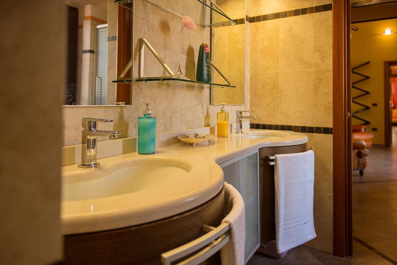 Luxury Home Bosa Apartment Bagian luar foto
