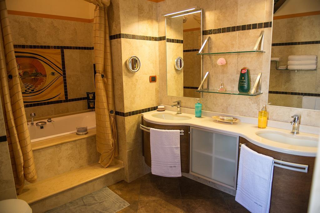 Luxury Home Bosa Apartment Bagian luar foto
